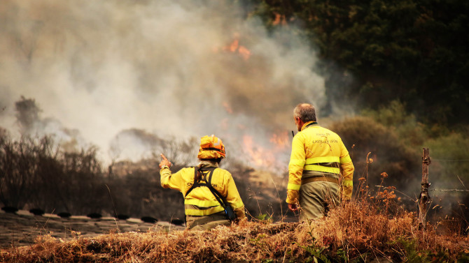 Imagen: Varios miembros del operativo antiincendios en Castilla y León durante tareas de vigilancia forestal en verano de 2025. Foto: Junta de Castilla y León.