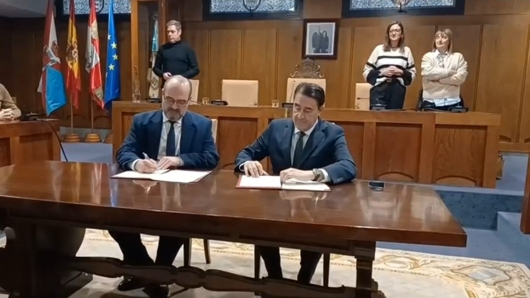 Imagen: Morala y Suárez Quiñones, en al firma del convenio