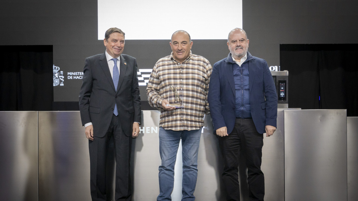 Imagen: osé Gordón  recibe el Premio Madrid Fusión a la Defensa del Producto por una vida dedicada a preservar el producto y una forma de vivir
