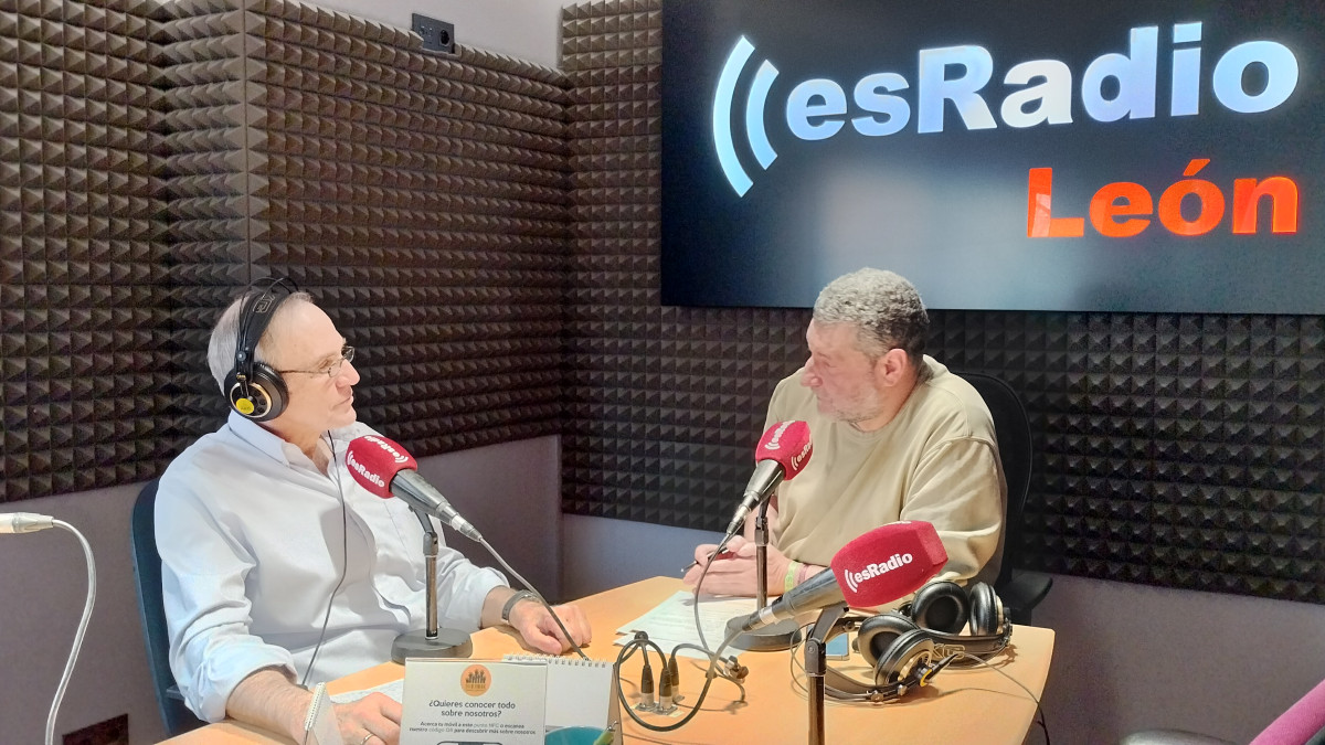 Imagen: El doctor Antonio Martínez durante la entrevista en el programa Manos Arriba de EsRadio León 