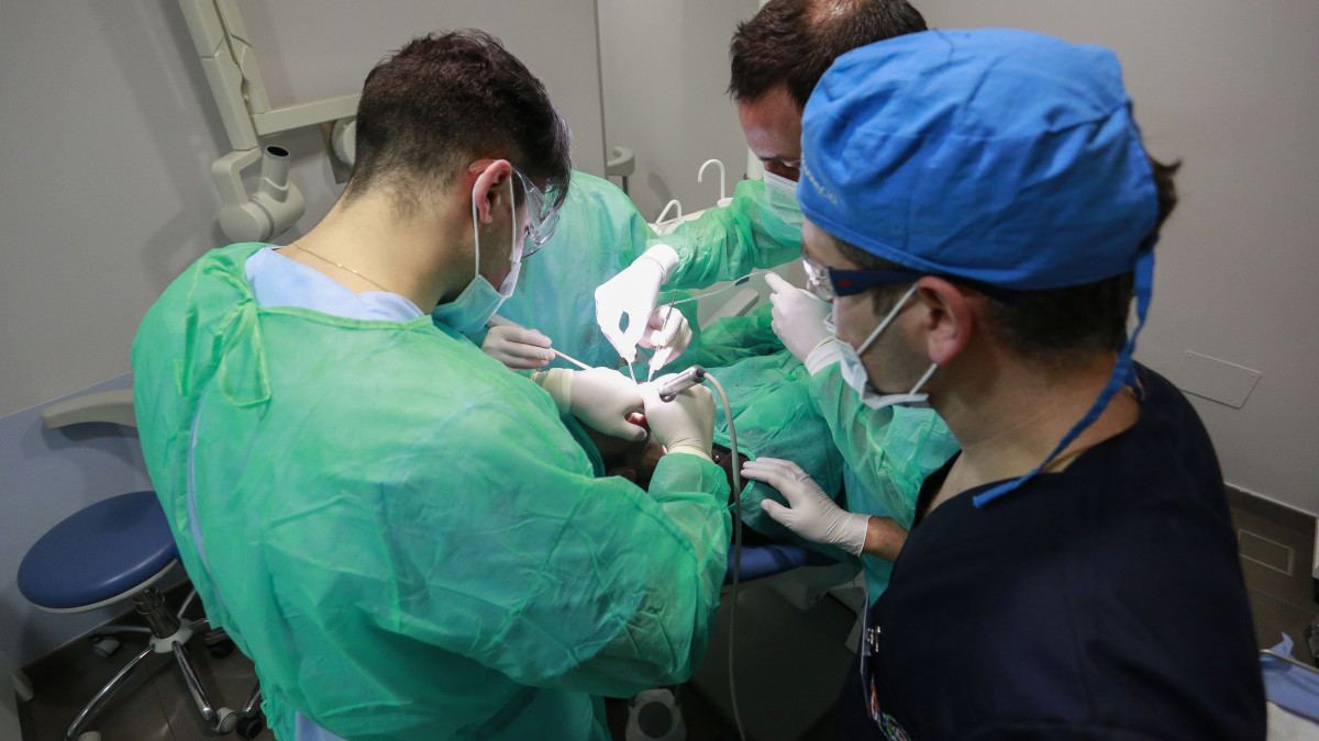 Imagen: Alumnos del master en Cirujía Bucal, Implantología y Periodoncia del Colegio Ocial de Dentistas de León, realizan un implante dental en la Clínica Solidaria de León. Campillo