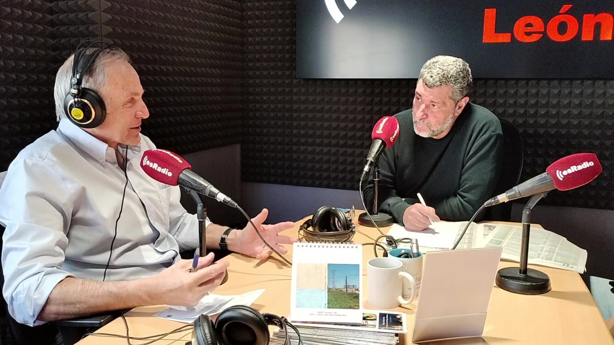 Imagen: El doctor Antonio Martínez durante la entrevista en el programa Manos Arriba de EsRadio León 