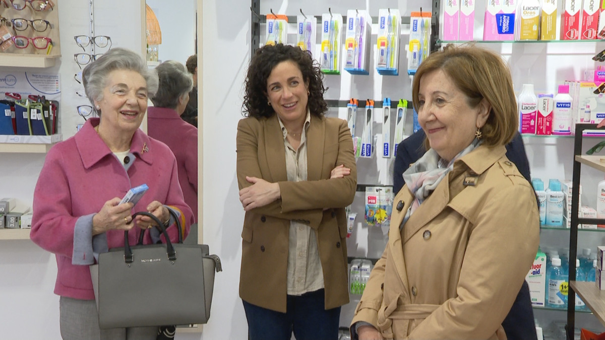 Imagen: La primera mutualista de Muface en utilizar la receta electrónica junto María Engracia Pérez y Rosa López