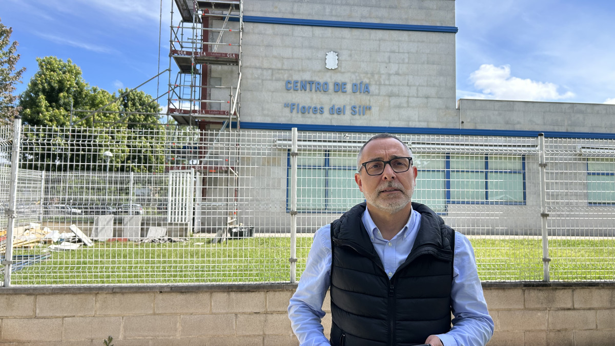 Imagen: Carlos Cortina, delante del Centro de Día de Flores del Sil