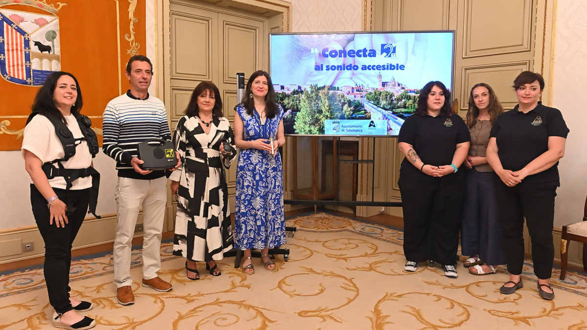 Imagen: La concejala de Familia e Igualdad de Oportunidades, Miryam Rodríguez, junto a los represantes de ASPAS