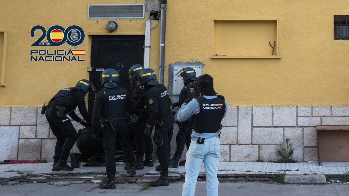 Imagen: Registro policial en un club de alterne tras la desarticulación de una red de trata de personas en Castilla y León. | Delegación del Gobierno.
