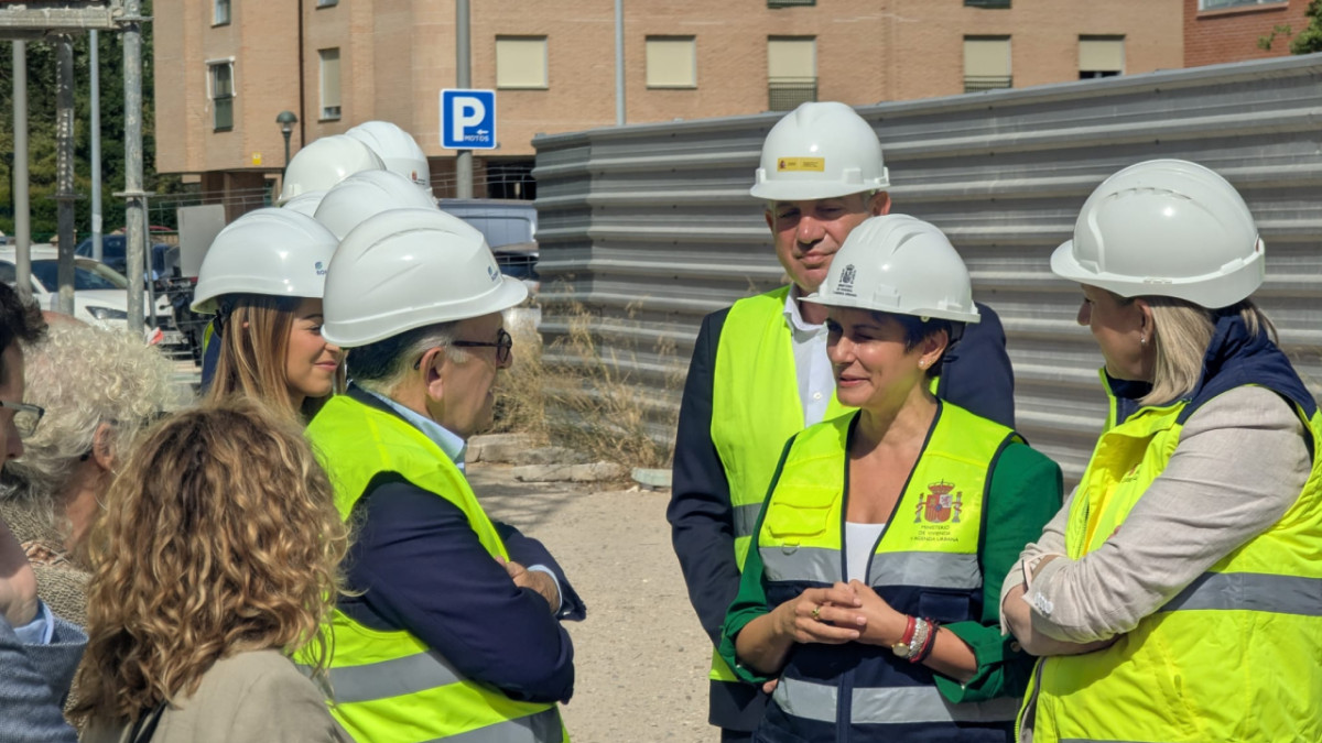Imagen: La vicepresidenta segunda de la Junta, Isabel Blanco, y la ministra de Vivienda, Isabel Rodríguez, visitan las obras de construcción de 50 viviendas colaborativas de alquiler joven | esRadio CyL