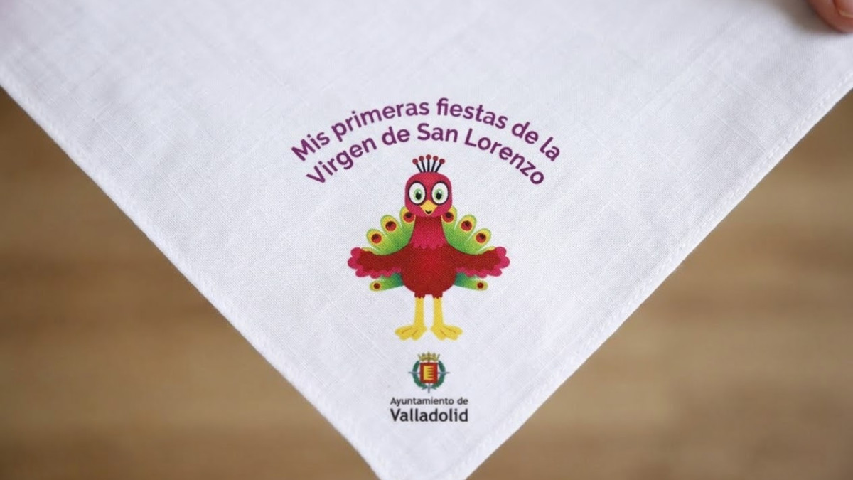 Imagen: Primer plano de las pañoleta exclusiva de las Fiestas de la Virgen de San Lorenzo 