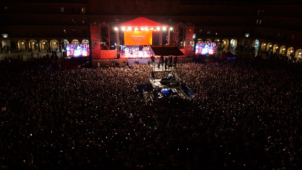 Imagen: Aspecto que presentaba la Plaza Mayor durante el concierto del grupo Gente de Zona