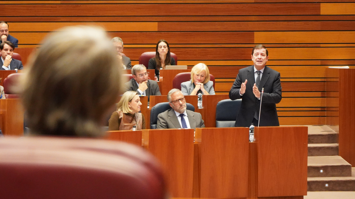 Imagen: Leticia Pérez - El presidente de la Junta, Alfonso Fernández Mañueco, responde al portavoz del Grupo Socialista, Carlos Martínez, en la primera jornada del pleno de las Cortes de Castilla y León