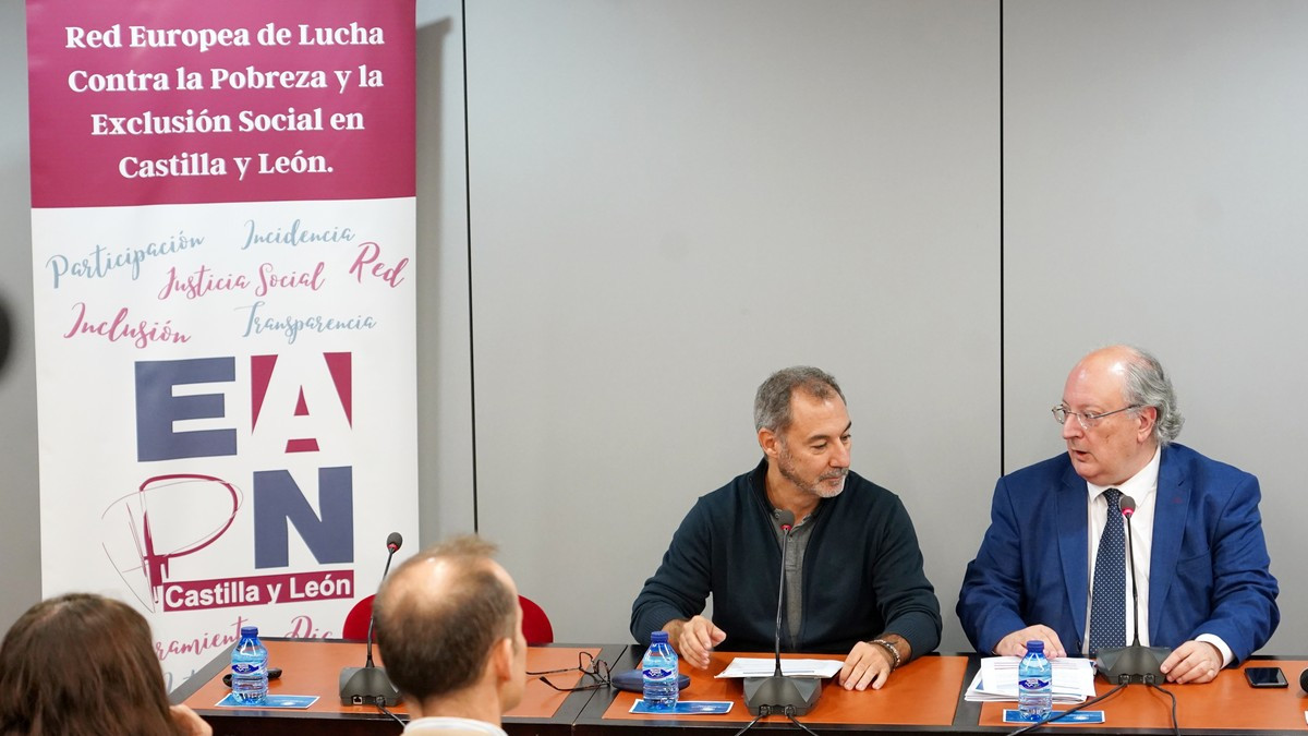 Imagen: ICAL | Miriam Chacón - El presidente del CES, Enrique Cabero, y el presidente de EAPN CyL, Óscar Castro Vega, en la presentación del XIV Informe 'El estado de la Pobreza y la Exclusión Social en Castilla y León'