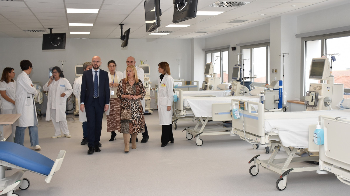 Imagen: El director general de Calidad e Infraestructuras Sanitarias, Álvaro Muñoz, y la delegada territorial, Yolanda de Gregorio, han visitado la nueva Unidad de Diálisis.