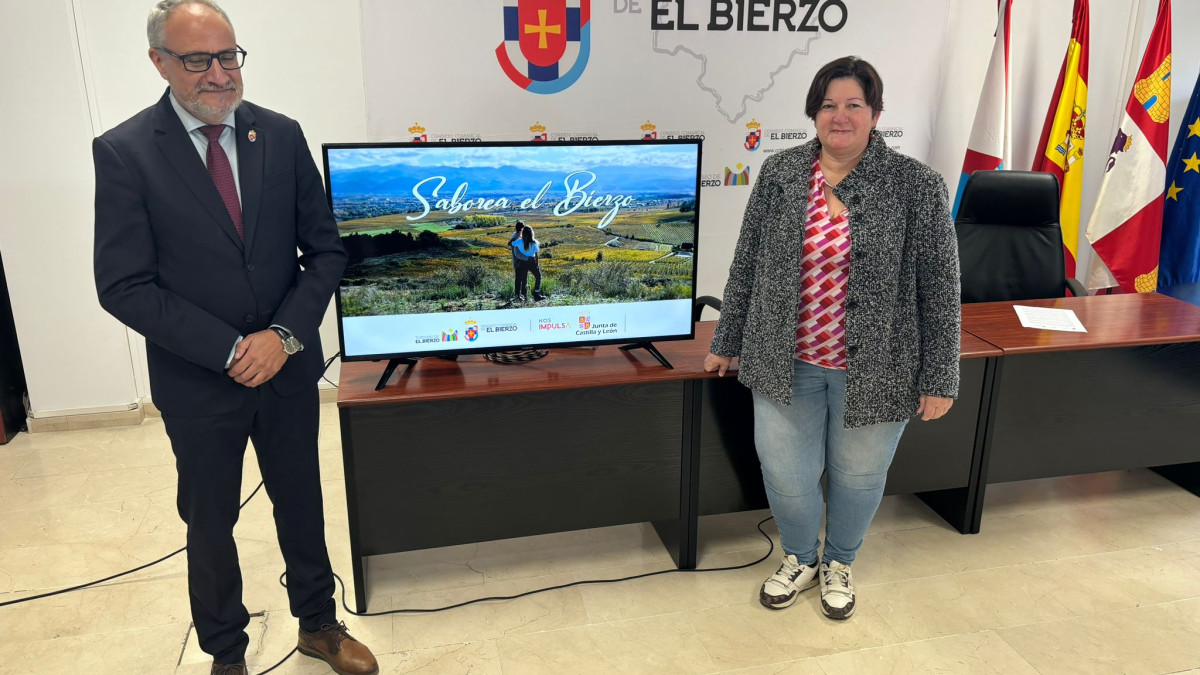 Imagen: Olegario Ramón, presidente del Consejo Comarcal de El Bierzo, y Cristina Pérez, consejera de Turismo