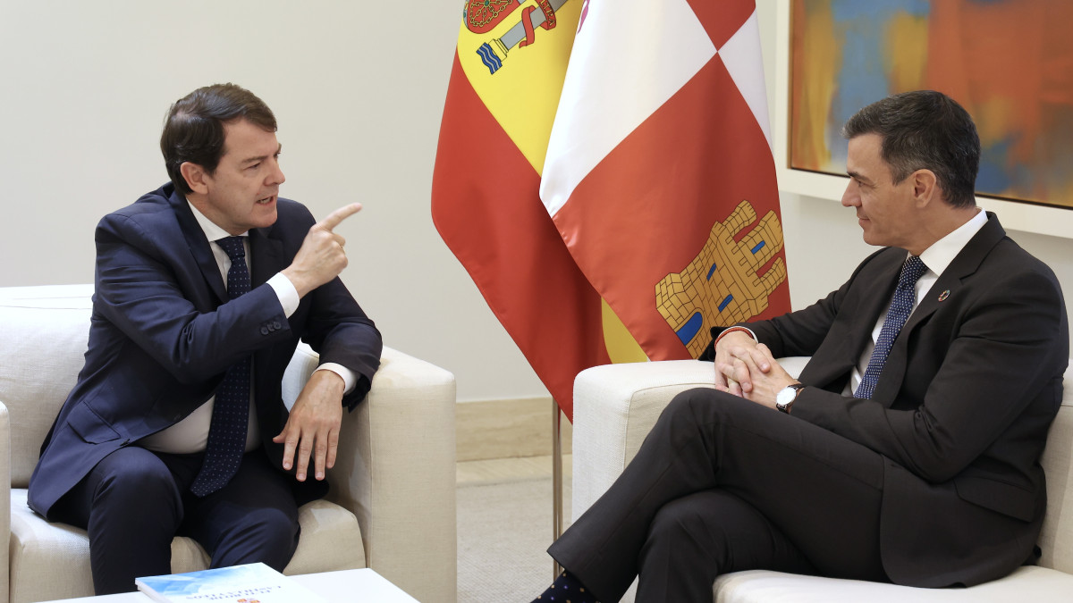 Imagen:  ICAL | Juan LÁZARO. Los presidentes del Gobierno, Pedro Sánchez, y la Junta de Castilla y León, Alfonso Fernández Mañueco, se reúnen en La Moncloa.