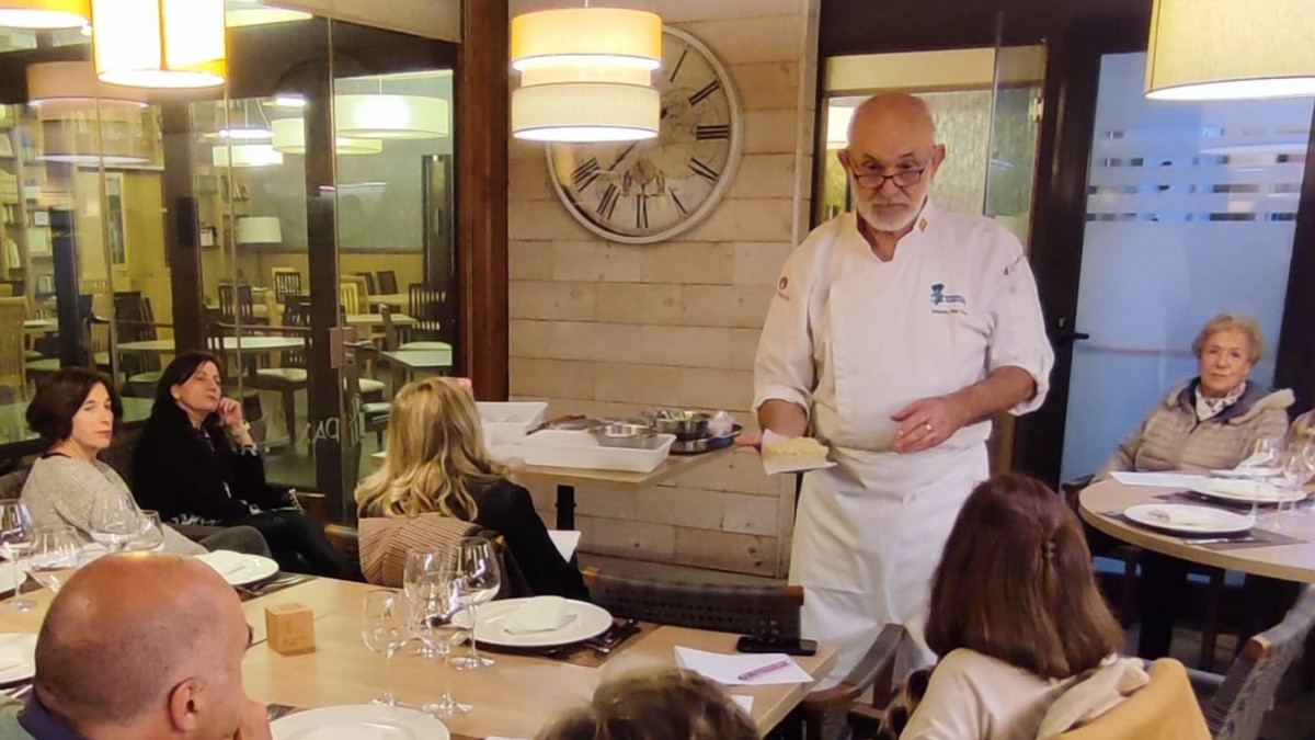 Imagen: Toni Pinya durante la cena Comentada en el Restaurante PAX las Carbajalas de León