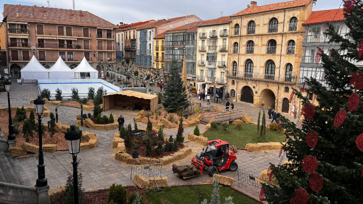 Imagen: La Plaza Mayor de Soria se ha ido acondicionando para acoger el Belén de Navidad. 