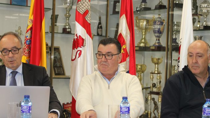 Imagen: En el centro de la imagen, el presidente del CD Numancia, Patricio de Pedro, durante la Junta de Accionistas. 