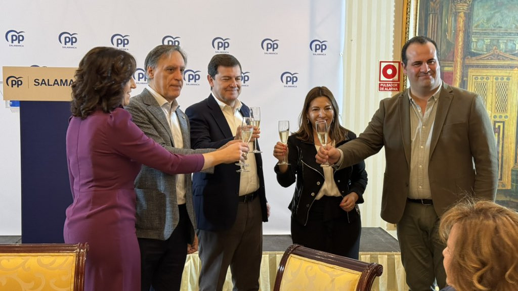 Imagen: Brindis del los Populares de Castilla y León junto a su Presidente Alfonso Fernández Mañueco.