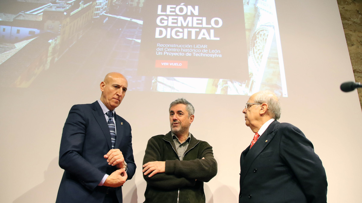 Imagen: Peio García- ICAL / El alcalde de León, José Antonio Diez, presenta junto al fundador y director ejecutivo de Tecnosylva, Joaquín Ramírez, un proyecto conjunto para la ciudad de León