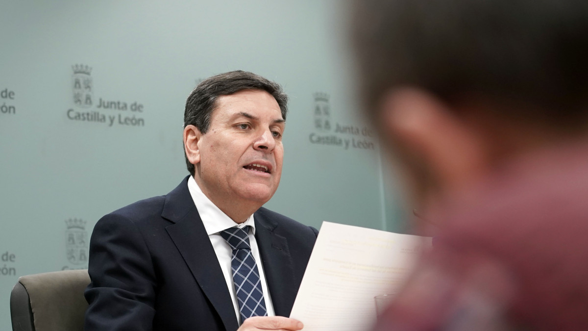 Imagen: Rubén Cacho - El consejero de Economía y Hacienda y portavoz de la Junta, Carlos Fernández Carriedo, comparece en rueda de prensa posterior al Consejo de Gobierno