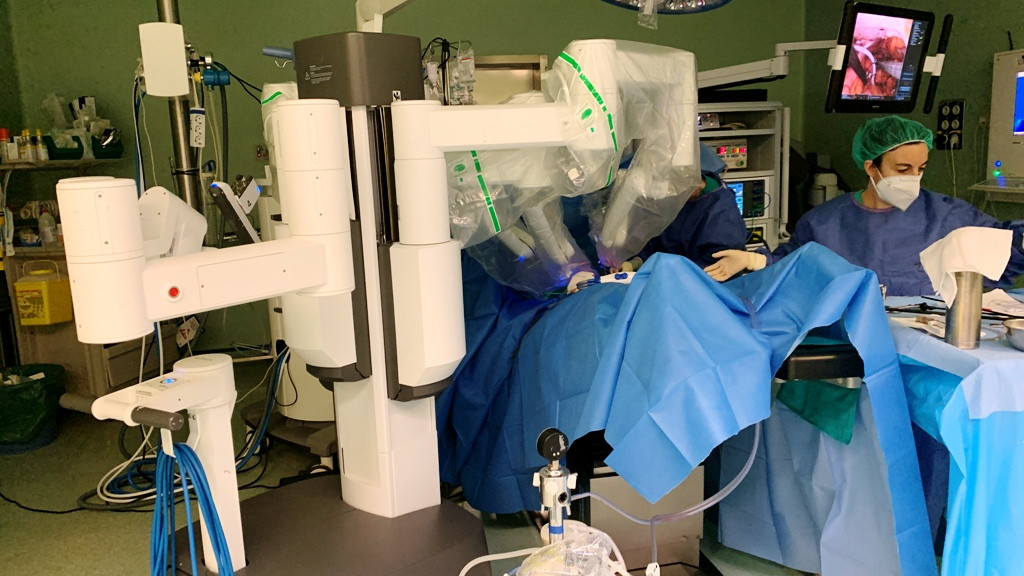 Imagen: CAULE / Intervención quirúrgica en el Hospital de Léon utilizando el robot Da Vinci