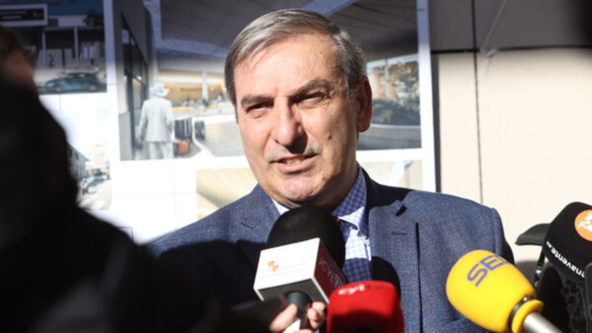 Imagen: JL Leal - El consejero de Movilidad y Transformación Digital, José Luis Sanz, visita las obras de rehabilitación y modernización de la estación de autobuses de Benavente (Zamora)