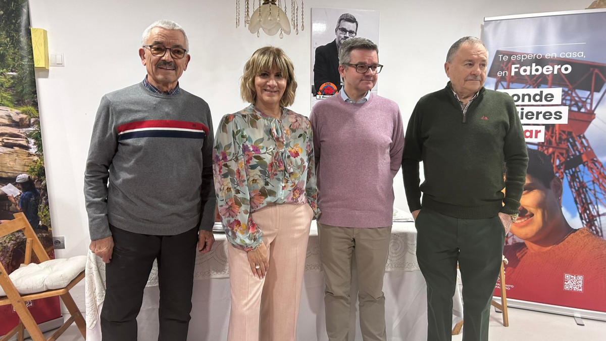 Imagen: Manuel Rico, segundo por la derecha, junto a la alcaldesa de Fabero, Mari Paz Martínez