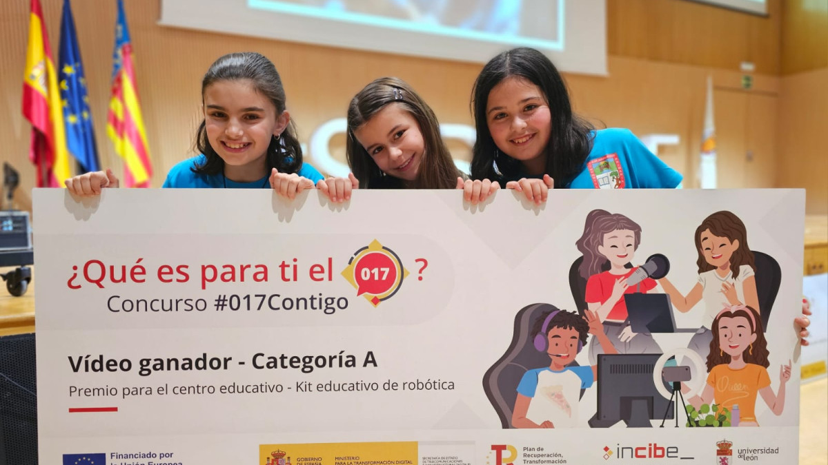 Imagen: Las componentes de Navaliegos al recoger su premio