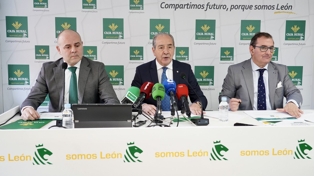 Imagen: ICAL / El director general de Caja Rural, Cipriano García, presenta el balance del ejercicio 2024 de la entidad junto al director de Comunicación y Relaciones Institucionales, Narciso Prieto, y el director territorial de Expansión, Alejandro Hidalgo