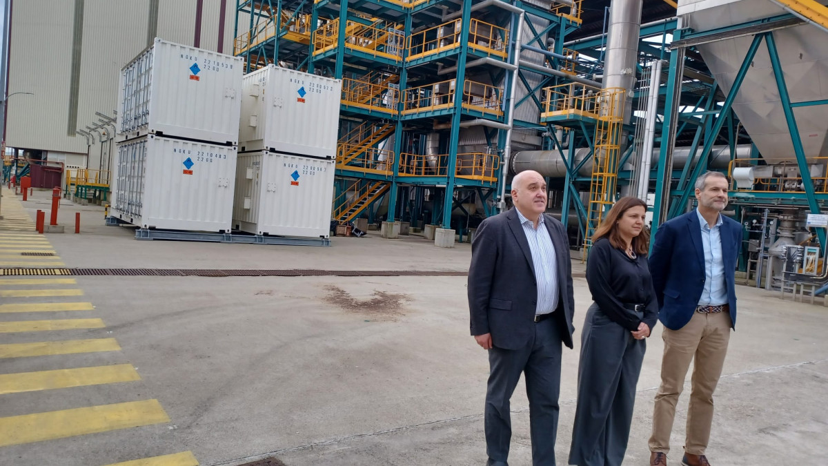 Imagen: Responsables de Ciuden, en la planta de Cubillos del Sil