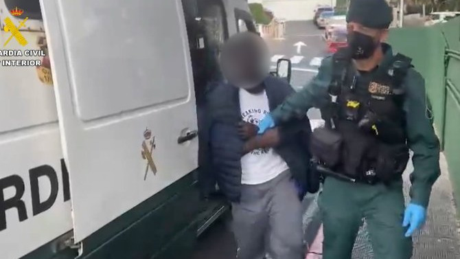 Imagen: GuARDIA cIVIL / La Guardia Civil detiene al patrón de un cayuco en el que murieron 8 personas
