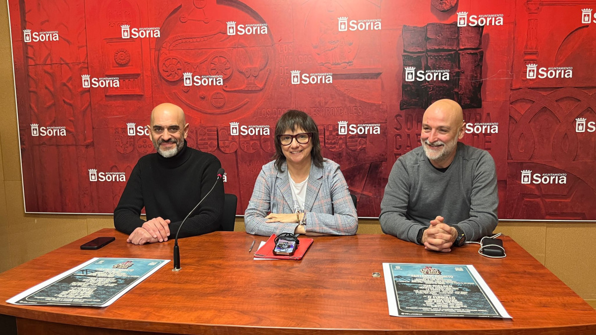 Imagen: La concejala de Cultura, Gloria Gonzalo, ha presentado el cartel junto con los integrantes de la dirección artística, Alfredo Cañas y Víctor Frutos. 