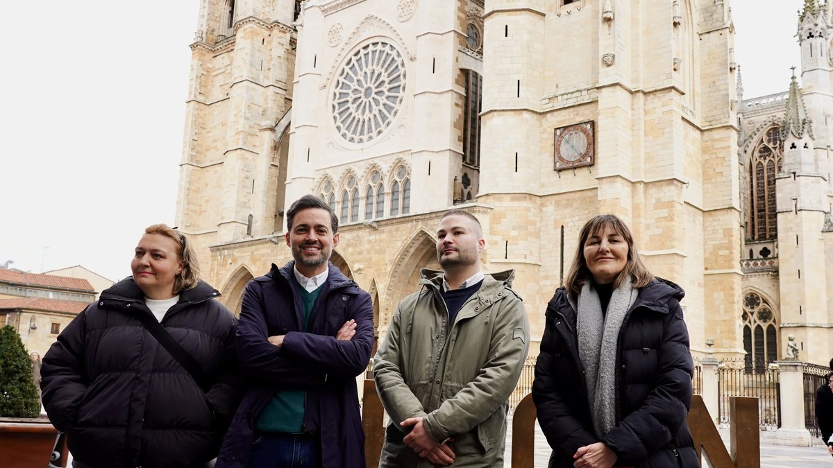Imagen: Diego Moreno atiende a los medios de comunicación tras la proclamación de candidaturas a secretaría provincial del PSOE de León