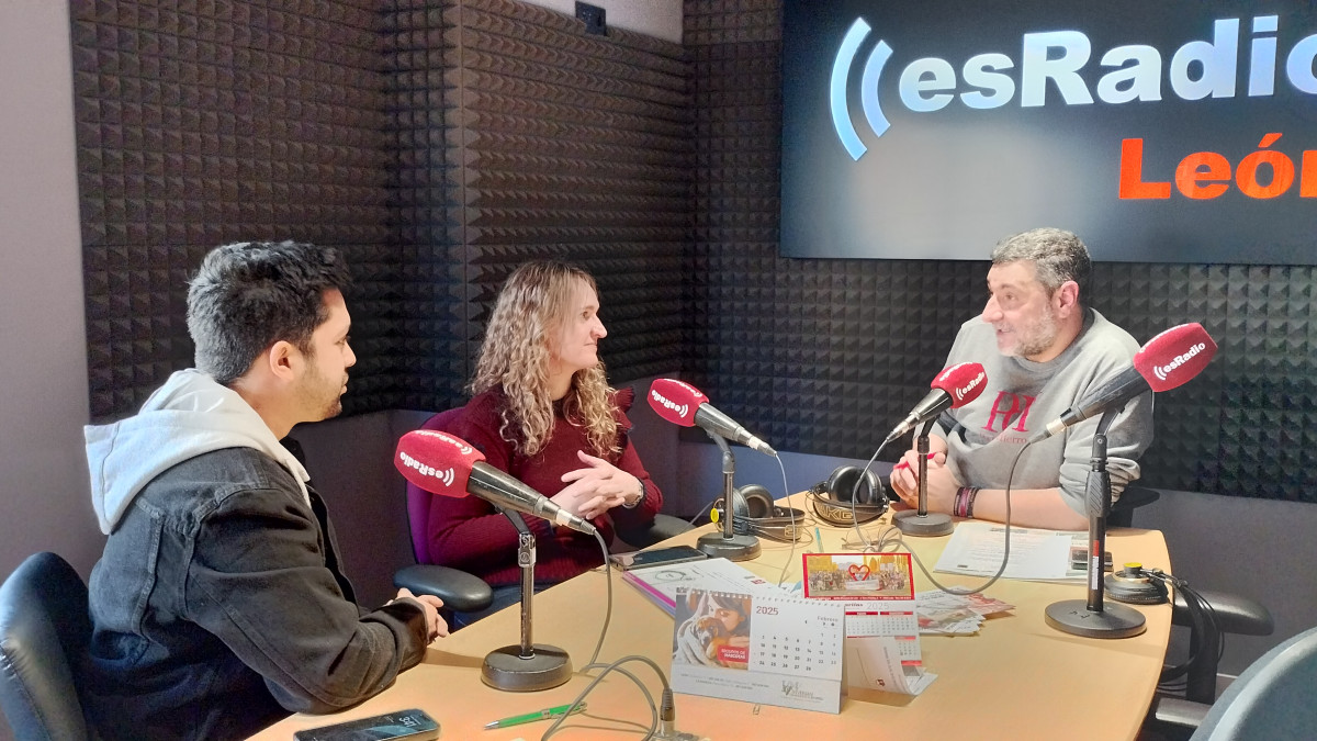 Imagen: Cristian Sánchez y Marta Carbajo durante la entrevista en el programa Manos Arriba de EsRadio León 