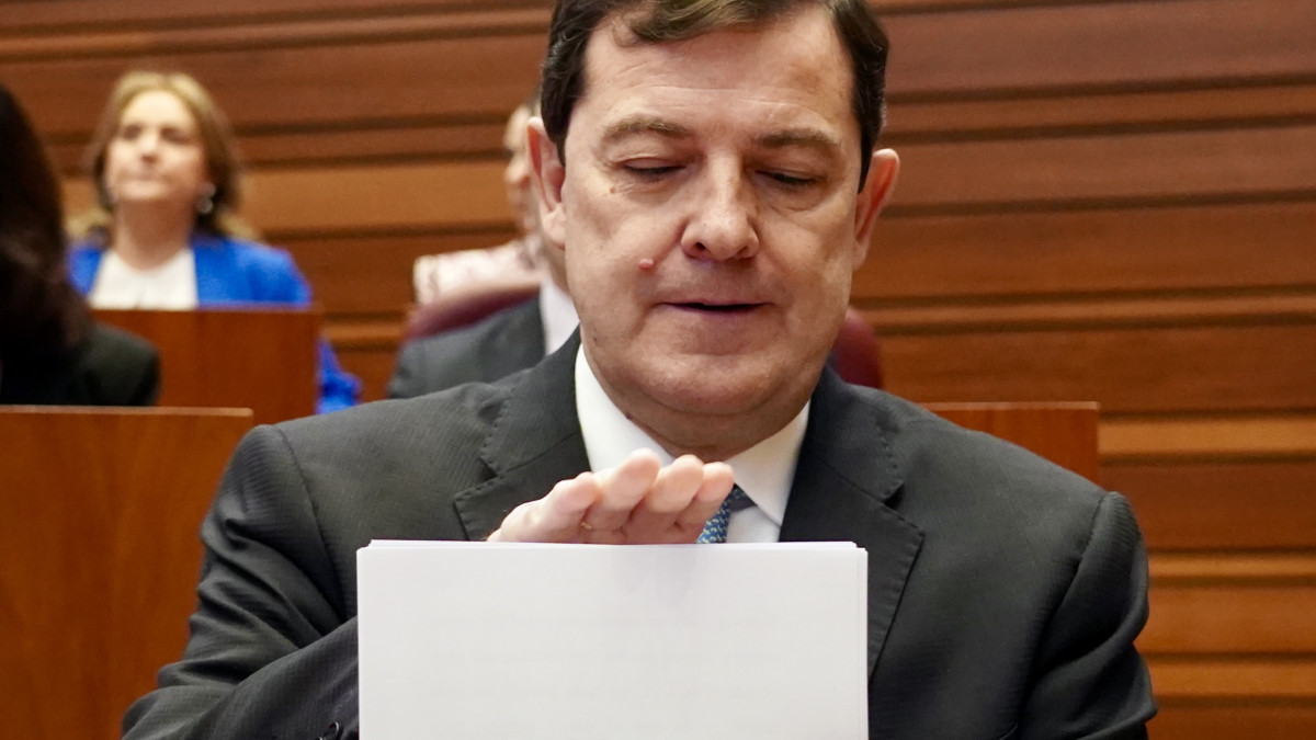 Imagen: ICAL. El presidente de la Junta, Alfonso Fernández Mañueco, en la primera sesión del Debate de Estado de la comunidad.