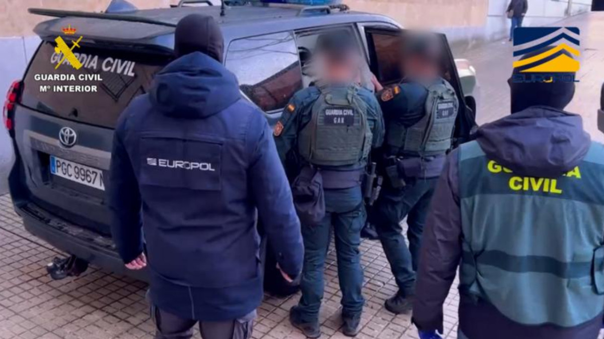 Imagen: Imagen cedida por la Guardia Civil en el momento de la detención de los investigados.