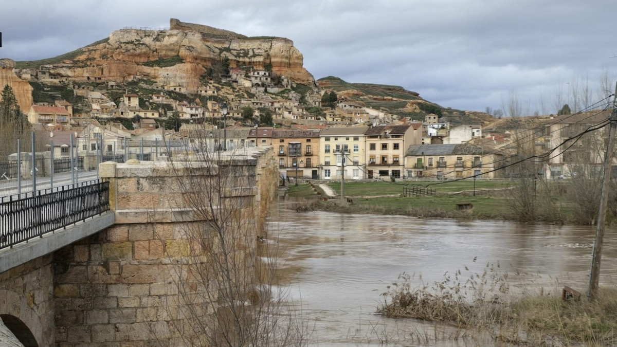 Imagen: Imagen del puente medieval sobre el río Duero a su paso por San Esteban de Gormaz. 