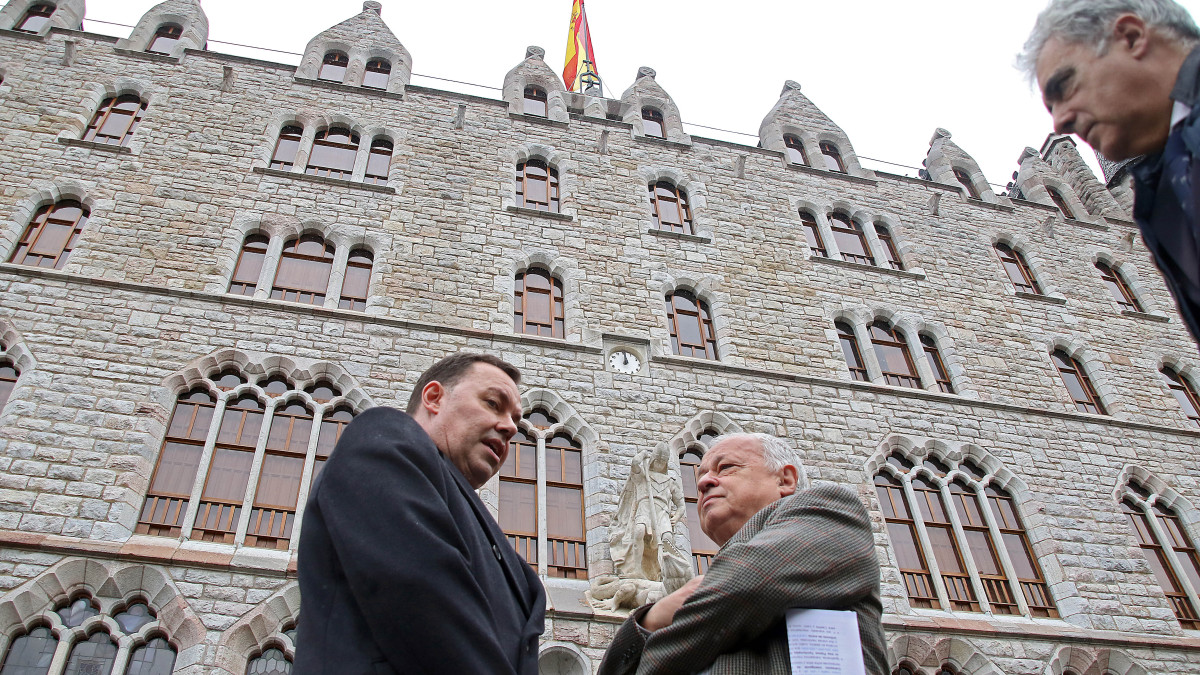 Imagen:  El consejero de Cultura, Turismo y Deporte, Gonzalo Santonja, visita el Museo Casa Botines Gaudí de León / Peio García 
