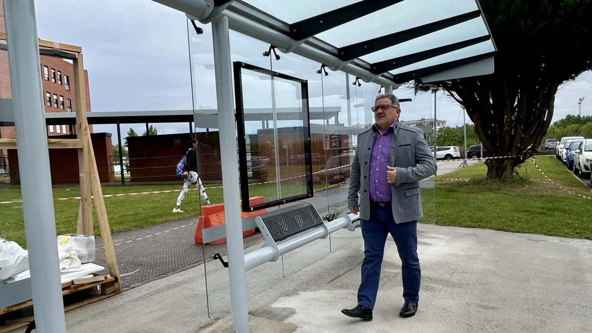 Imagen: Carlos Fernández junto a una de las nuevas marquesinas