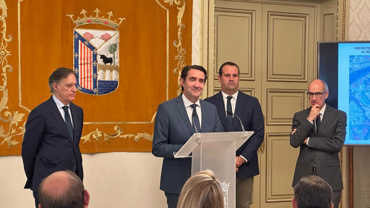 Imagen: El Consejero de Medio Ambiente Juan Carlos Suárez-Quiñones durante su comparecencia