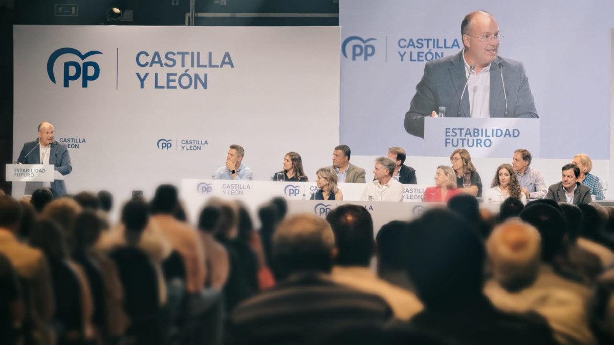 Imagen: esRadio CyL | Intervención del secretario general del PP, Miguel Tellado, durante la Junta Directiva Autonómica celebrada en Arroyo de la Encomienda