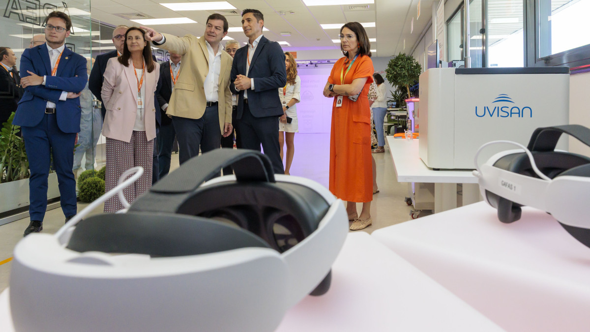 Imagen: Alfonso Fernández Mañueco visita las instalaciones de GSK en Aranda de Duero, acompañado de trabajadores de la planta y responsables de la compañía farmacéutica.