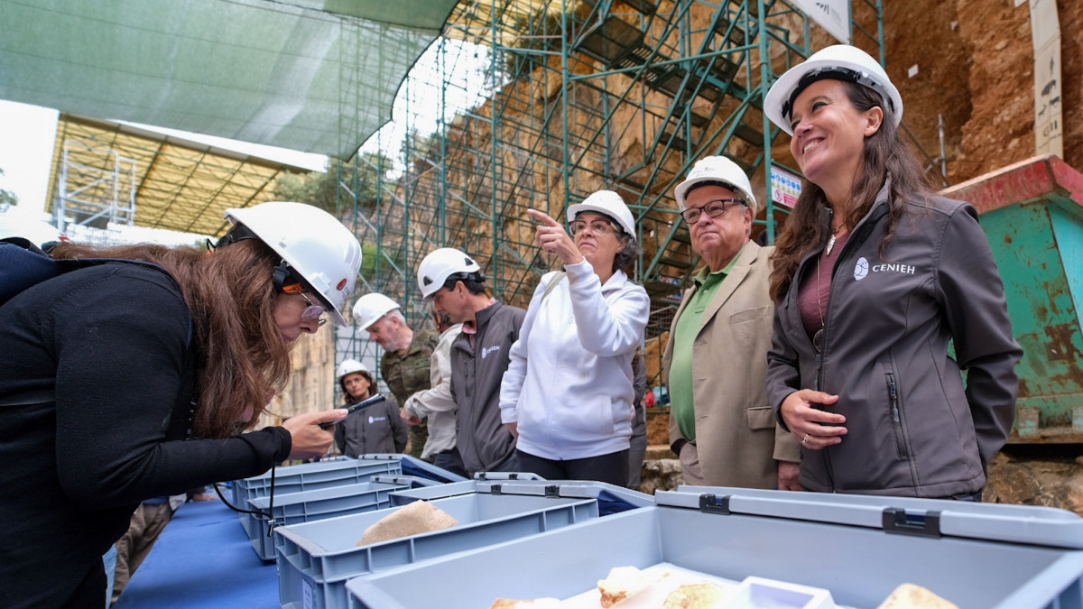 Imagen: JCYL. El consejero de Cultura, Gonzalo Santonja, visita los yacimientos arqueológicos de Atapuerca (Burgos).