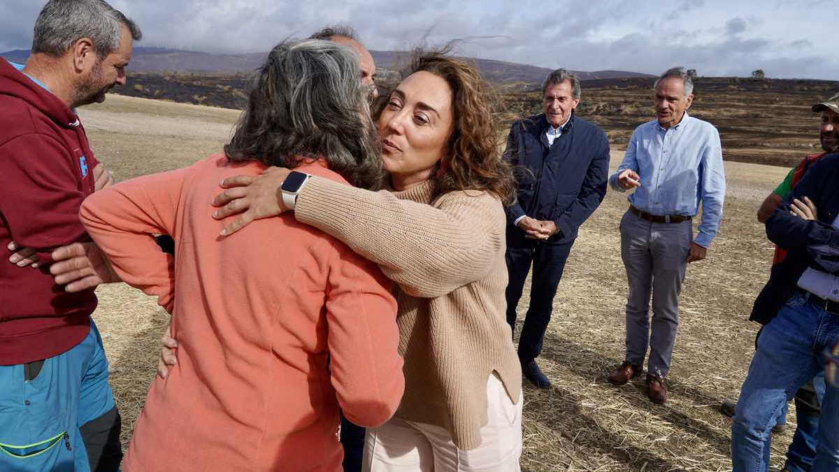 Imagen: La consejera de Agricultura visita una ganadería de ovino afectada por los incendios en Chana de Somoza