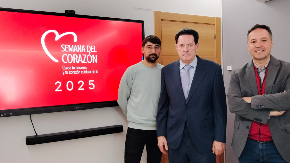 Imagen: Dr. García Porrero durante la entrevista en Es la Mañana de León, con Arturo Martínez y Santi Fernández