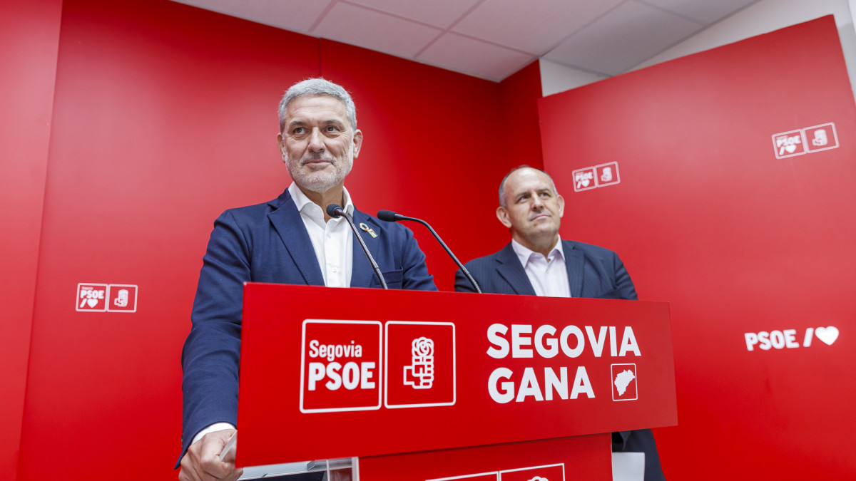 Imagen: El ex-procurador socialista, José Luis Vázquez convoca a los medios tras su dimisión. En la foto, acompañado por el secretario provincial, José Luis Aceves.