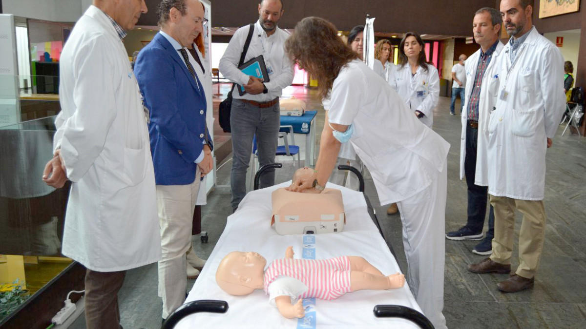 Imagen: ICAL. Médicos hacen una demostración de la maniobra de Reanimación Cardiopulmonar en el interior del Hospital Río Hortega.