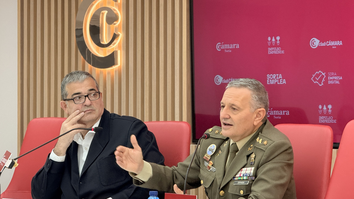 Imagen: El presidente de la Cámara de Comercio, Alberto Santamaría, y Ángel Esparza, subdelegado de Defensa en Soria, durante la firma del convenio. 