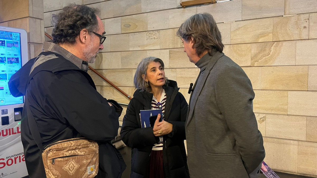 Imagen: El alcalde, Carlos Martínez, junto a la directora del centro, Mónica Carabias.