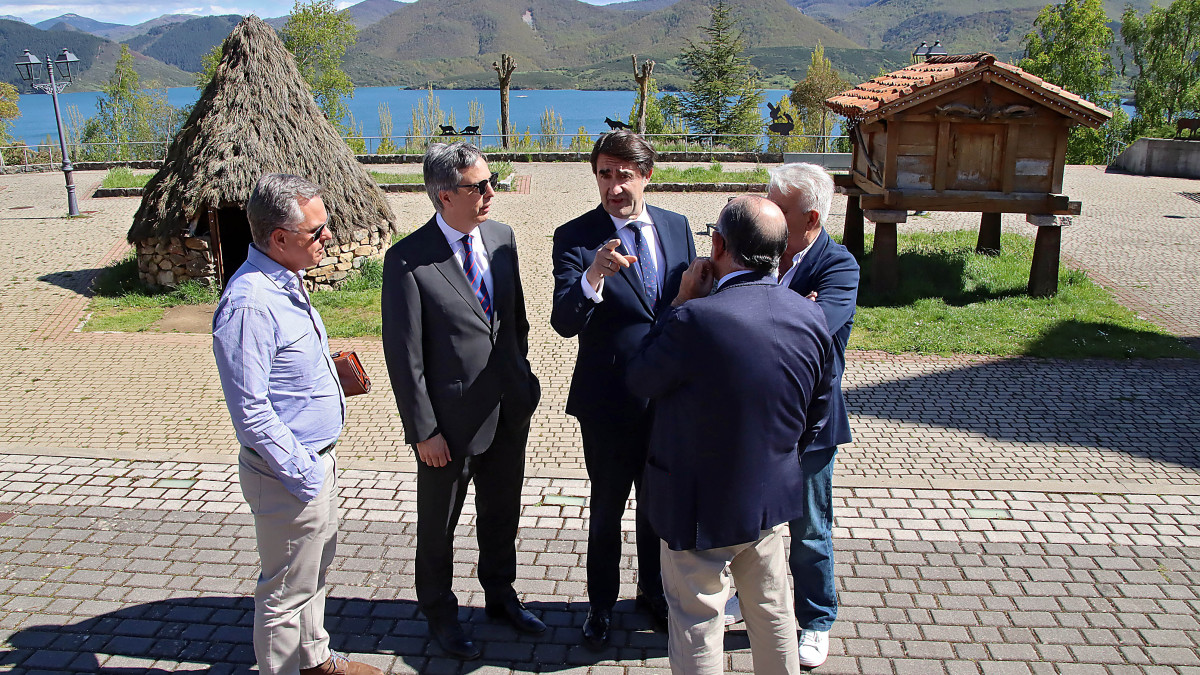 Imagen: Peio García - El consejero de Medio Ambiente, Vivienda y Ordenación del Territorio, Juan Carlos Suárez-Quiñones, con el alcalde de Riaño, Senén Presa y el director general de deportes, Enrique Sánchez